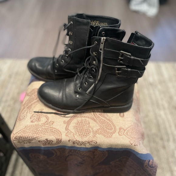 Hot Cakes Boots - Picture 1 of 9